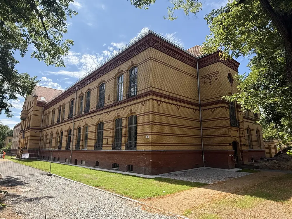 Längsfassade des Altbaus von Südosten