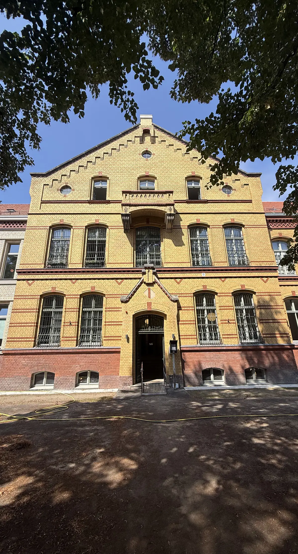 Haus 2 am Brebacher Weg 15 in Berlin-Biesdorf: Giebelfassade des Baudenkmals von 1893 mit Portal