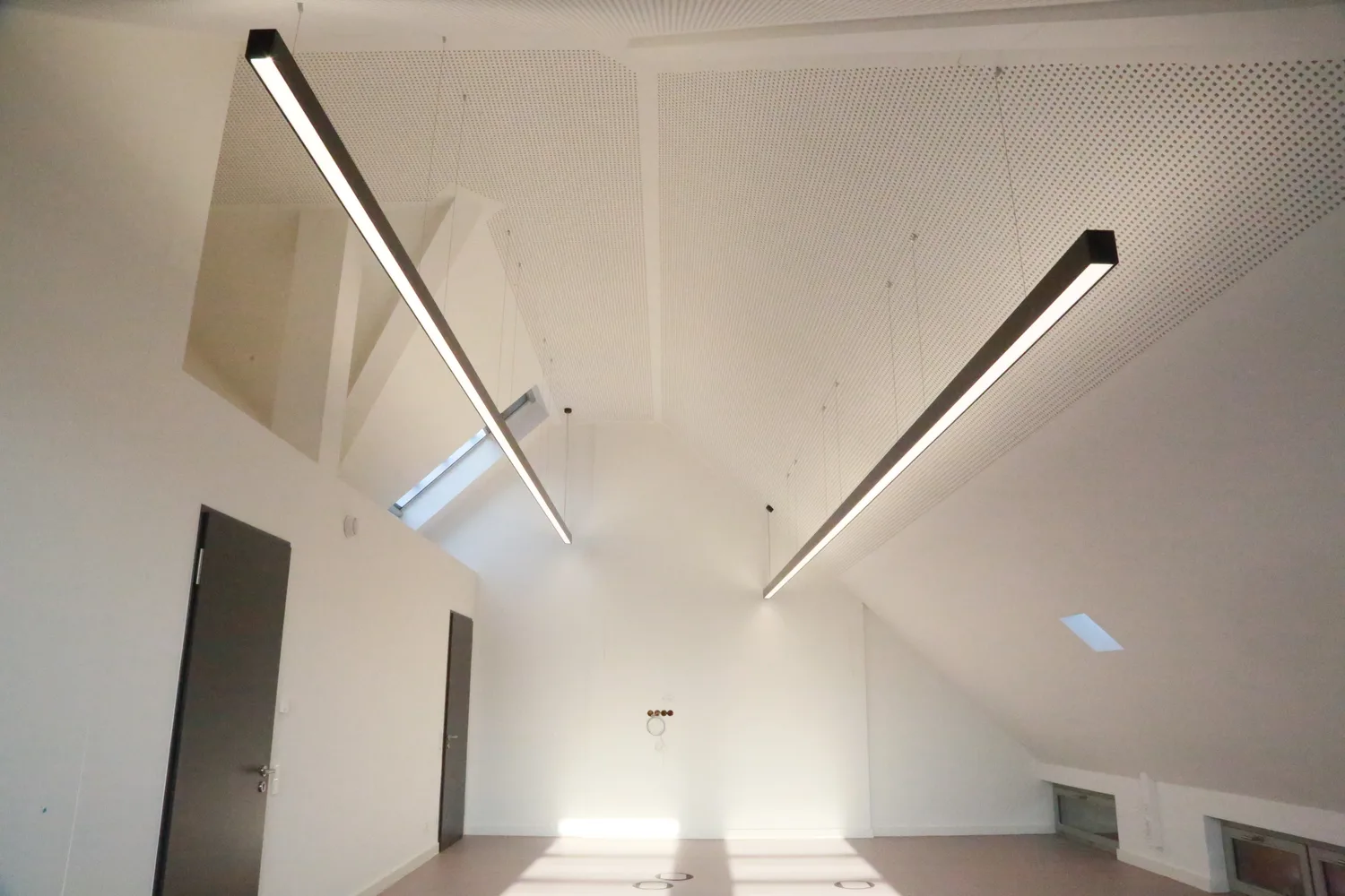 Blick zum First des ausgebauten Dachgeschosses mit gelochter Akustikdecke