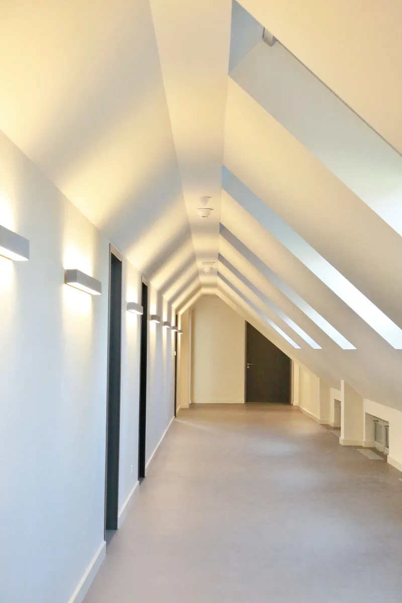 Flur im ausgebauten Dachgeschoss mit Türen und Wandleuchten