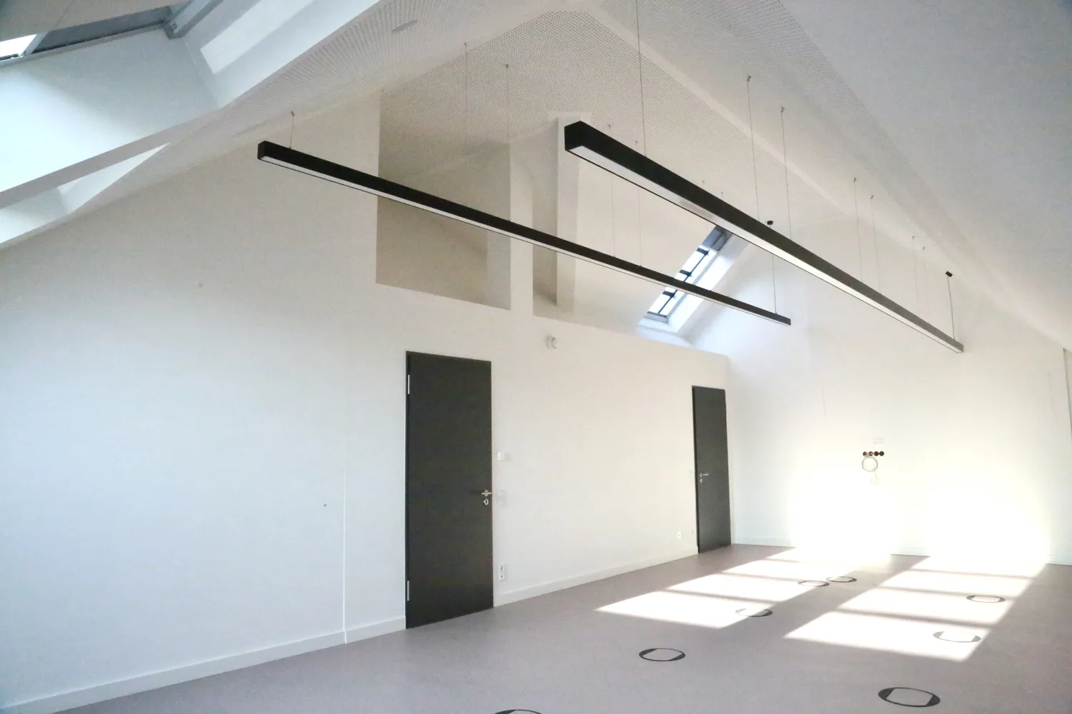 Offene, ausgebaute Dachgeschossfläche mit Tageslicht auf dem Boden