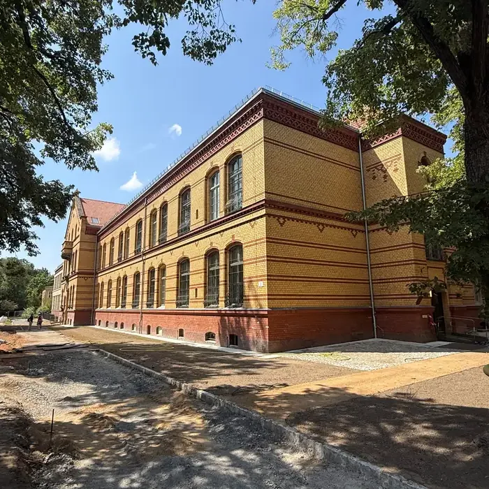Der denkmalgeschützte Altbau von 1893, Eckansicht